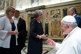 Christine_von_Stefenelli_und_Sieglinde_Aberham_Signori_links_beim_Papst_Foto__Vatican_Media.jpg